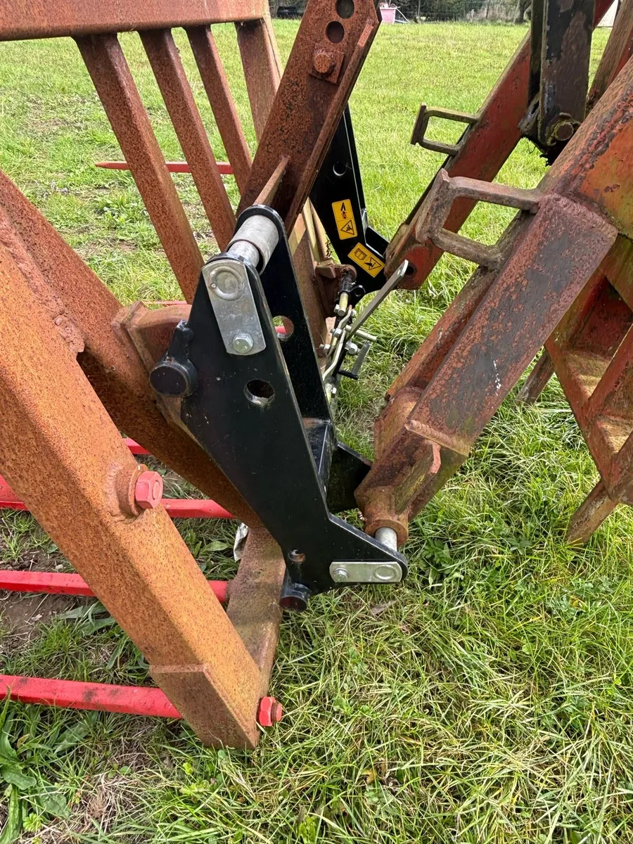 Rear tractor loaders and grabs - Image 3