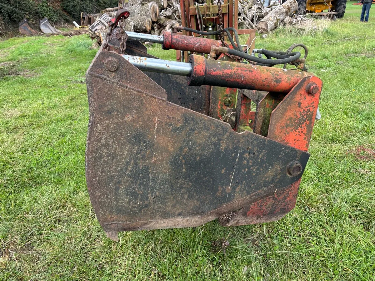 Rear tractor loader and grabs - Image 2