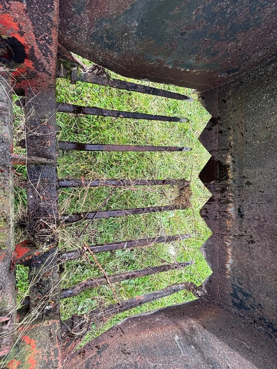 Rear tractor loader and grabs - Image 3