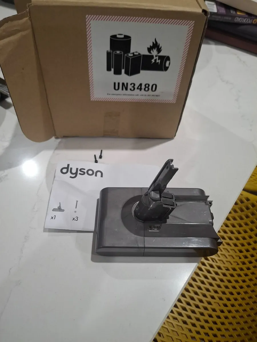 Dyson V8 Cordless Vacuum Battery - Image 2