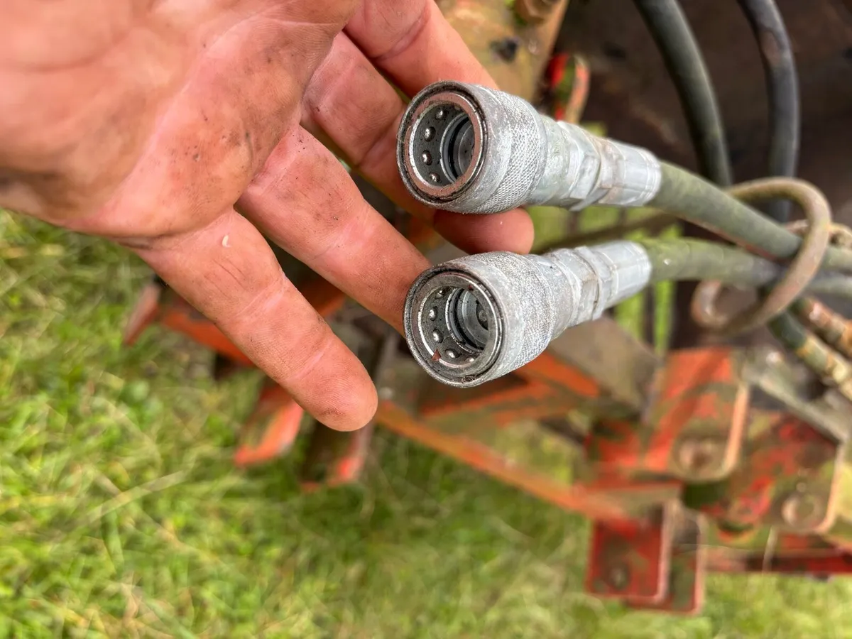 Rear tractor loader and grabs - Image 4