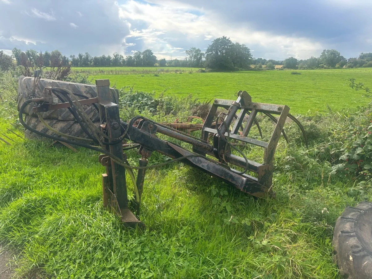 Rear tractor loader and grabs - Image 1
