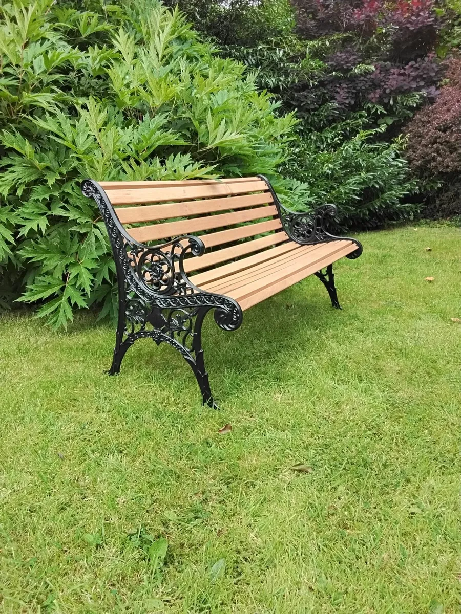 Cast iron and white oak garden bench - Image 1