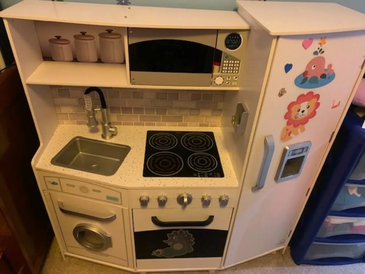 Toy kitchen - Image 1