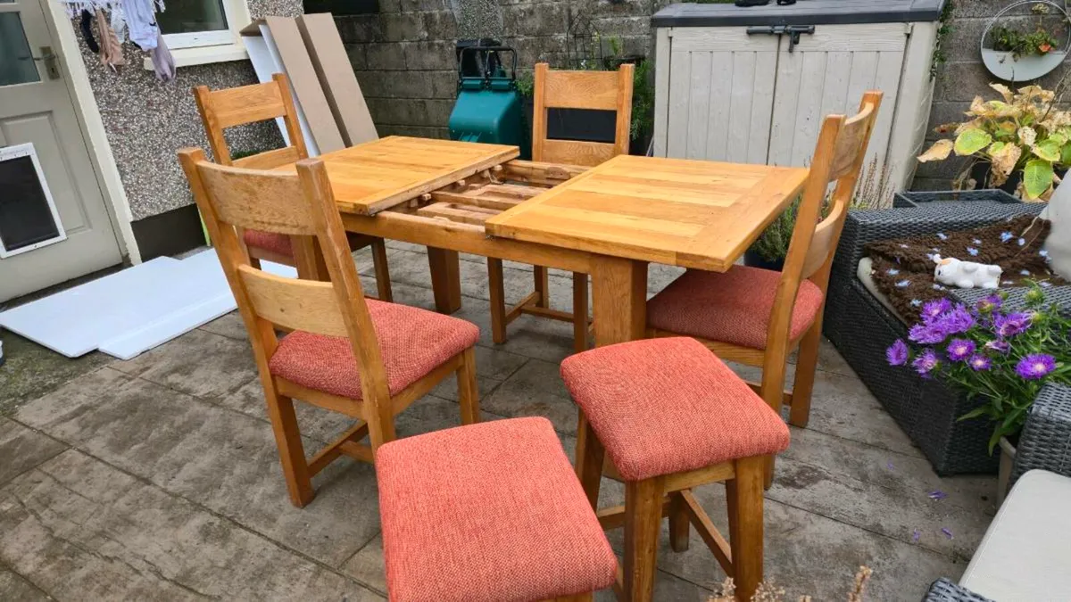 Kitchen table 4 chairs and 2 stools - Image 1