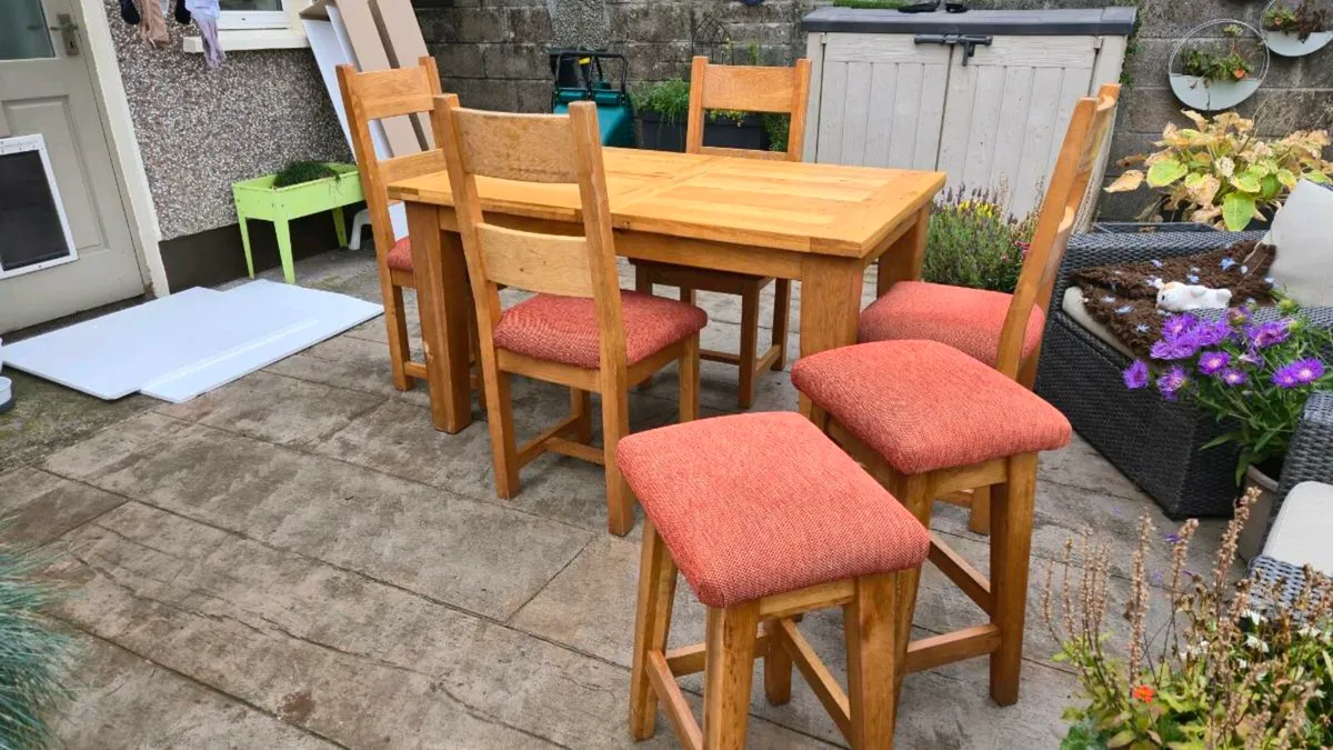 Kitchen table 4 chairs and 2 stools - Image 2