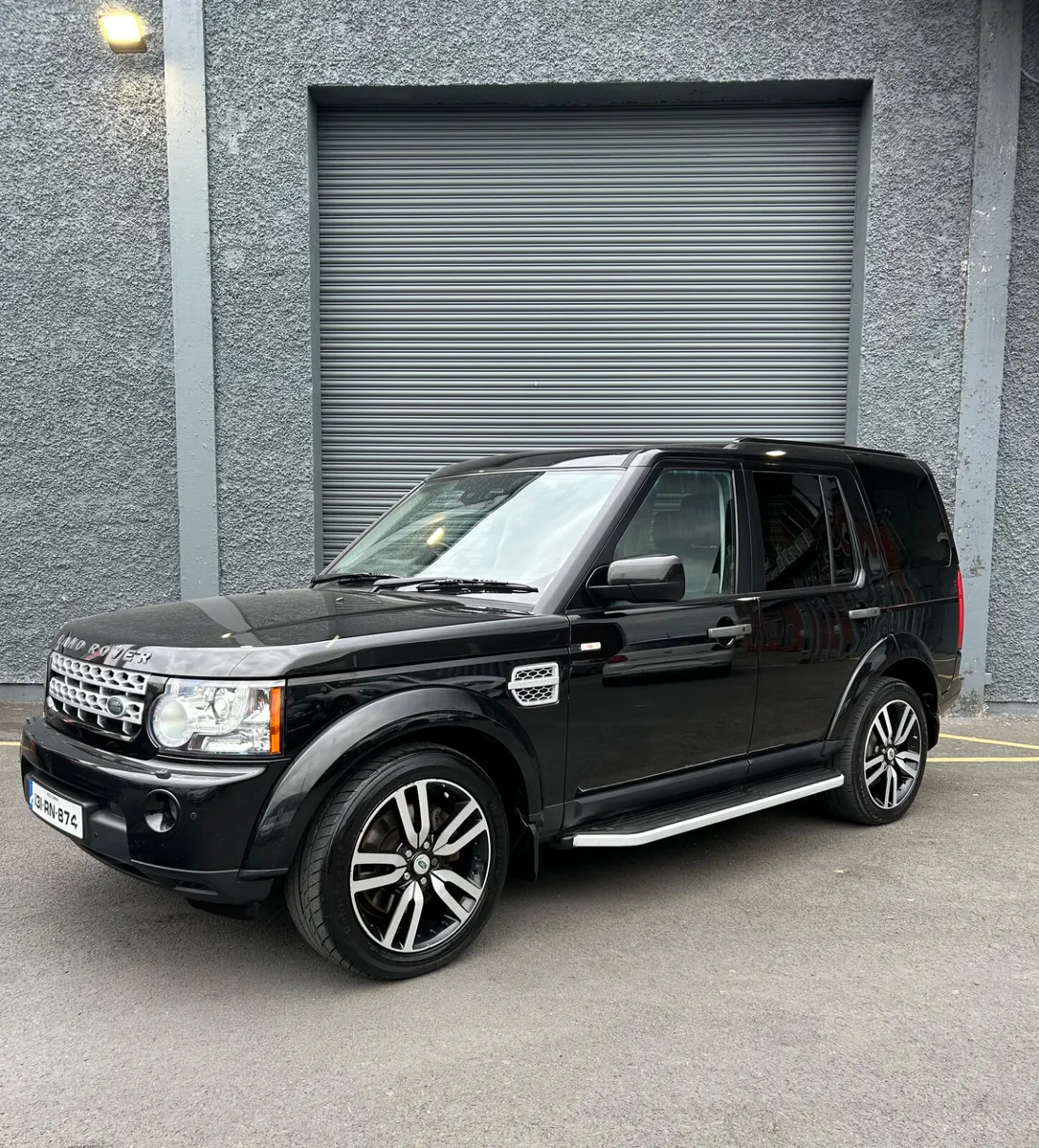 Land Rover Discovery HSE 5 Seater Crew Cab - Image 4