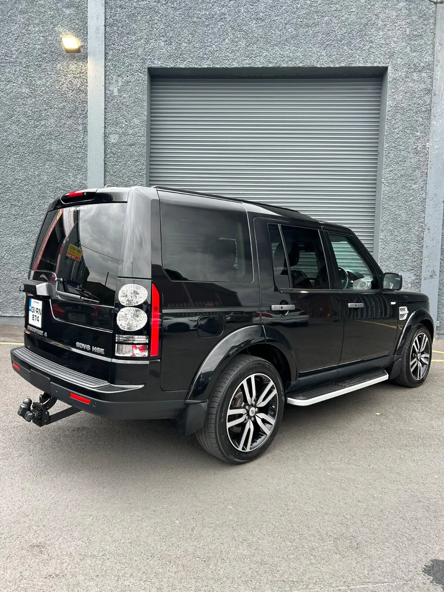 Land Rover Discovery HSE 5 Seater Crew Cab - Image 2
