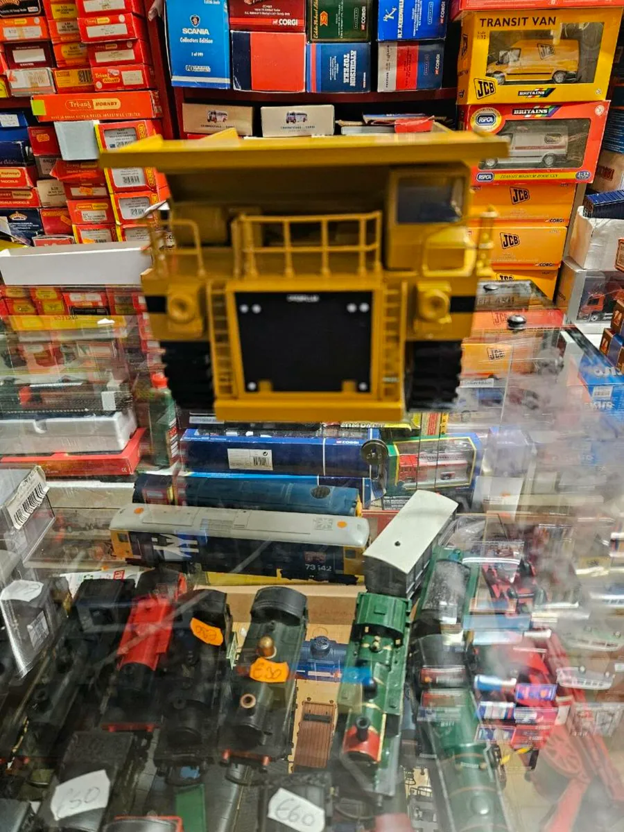 Corgi Conrad Caterpillar Dump Truck - Image 4