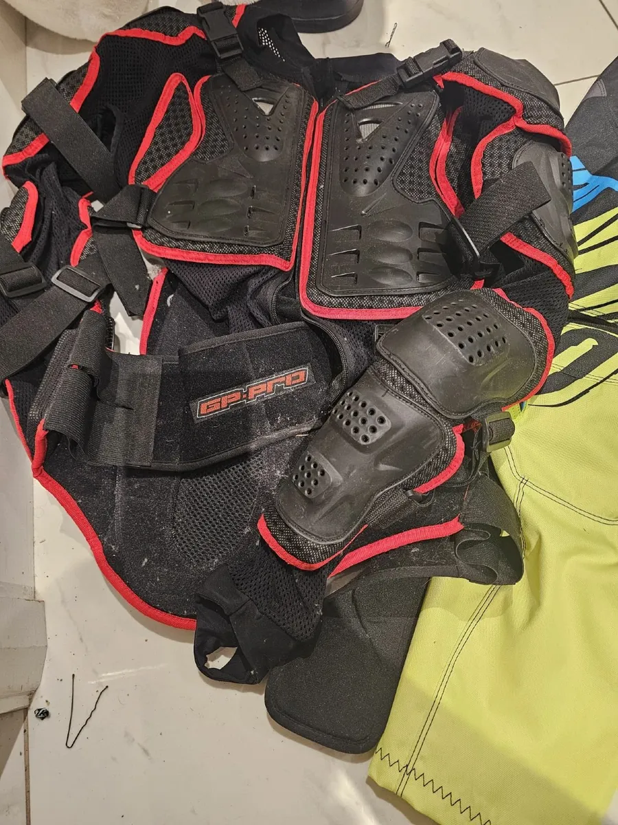 Stomp Z3 140cc + Helmet, Boots & Gear - Image 4