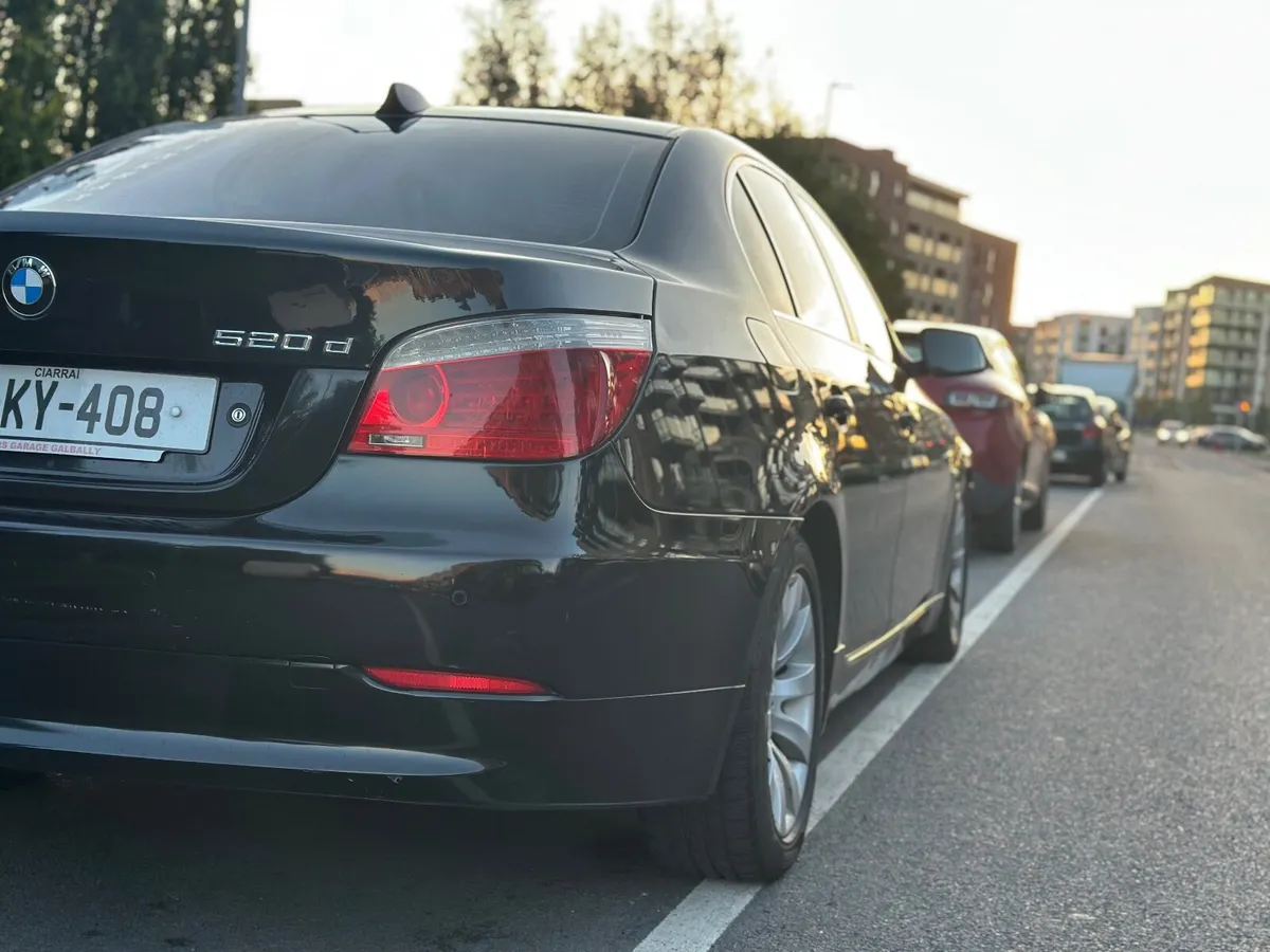 BMW 5-Series 2010 - Image 2