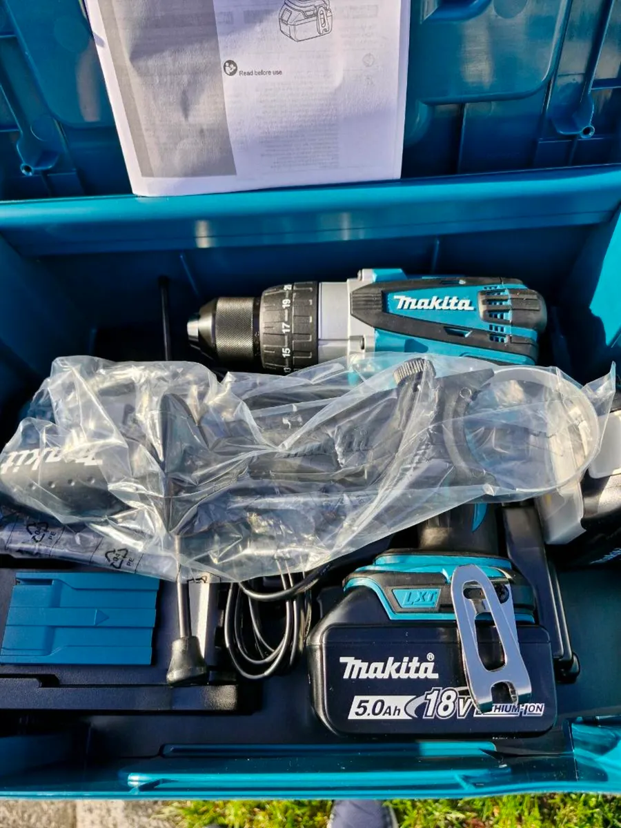 Makita driver drill with two 5 amp batteries - Image 2