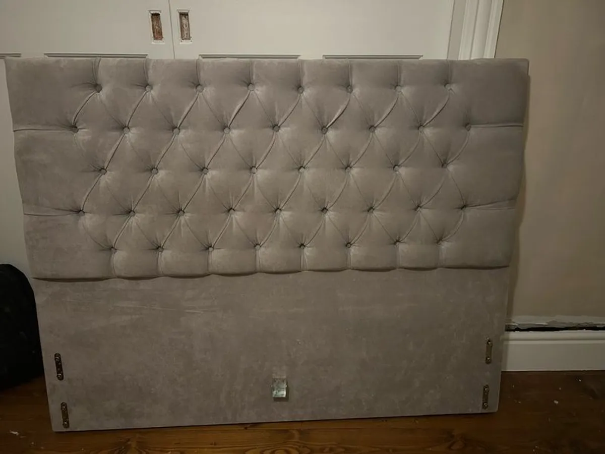 Luxurious Grey Velvet Button Bed - Image 3