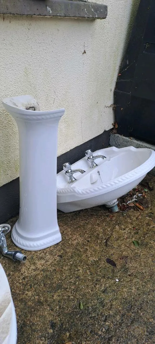 Bathroom suite - Image 2