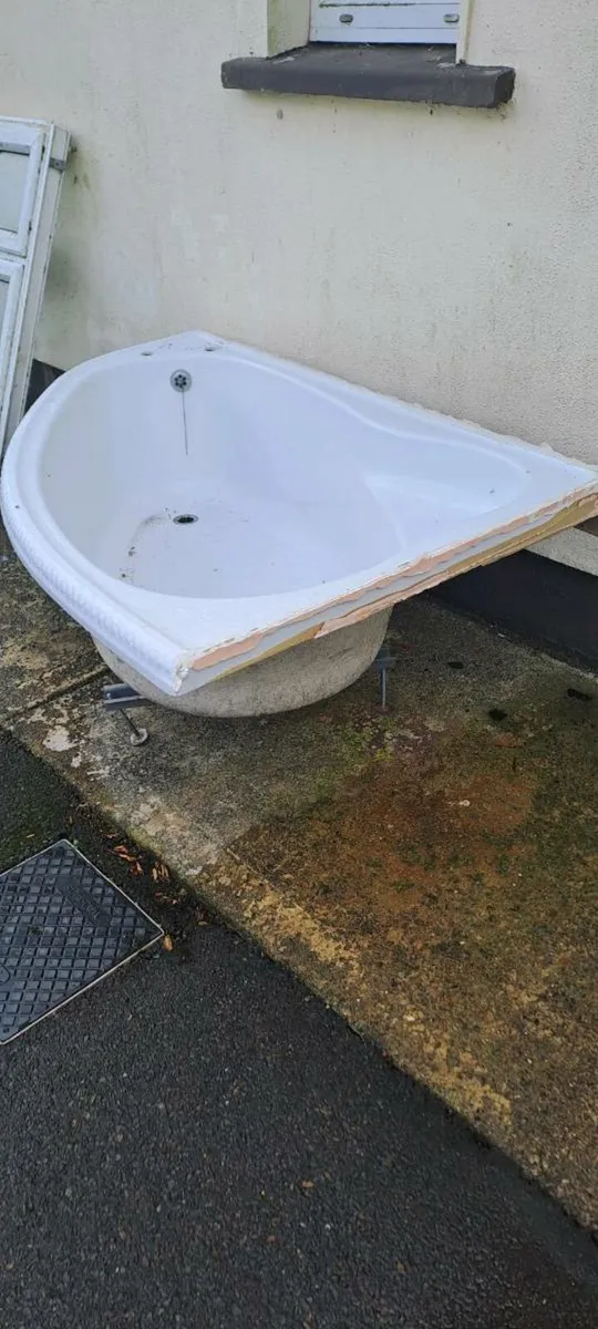Bathroom suite - Image 4