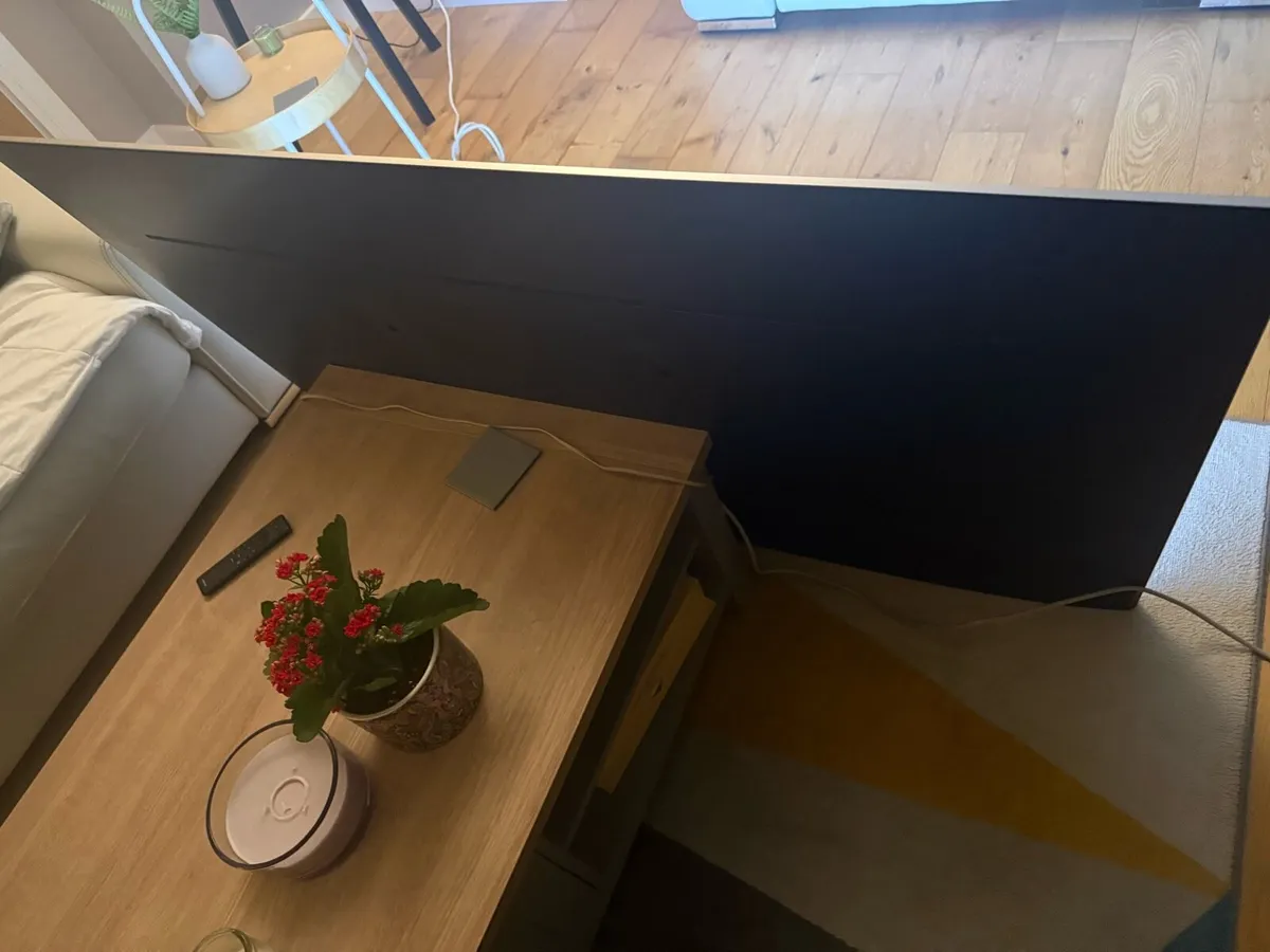65” Samsung Smart Tv - Image 2