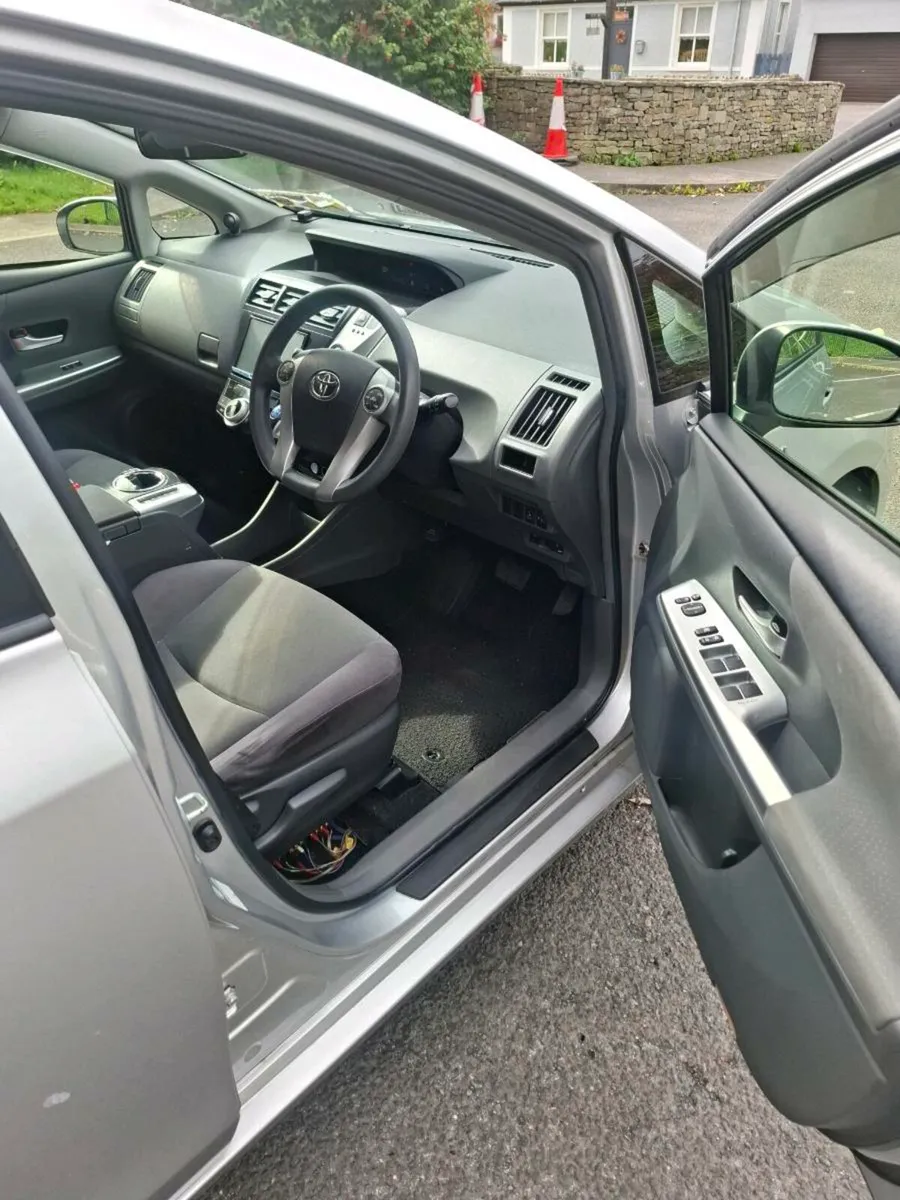 Toyota prius plus - Image 3