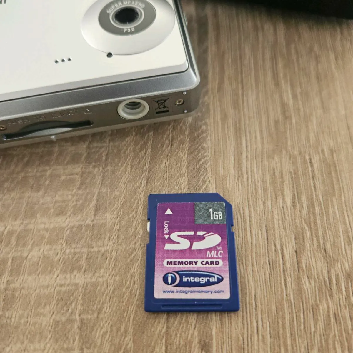 Hitachi digital camera - Image 4