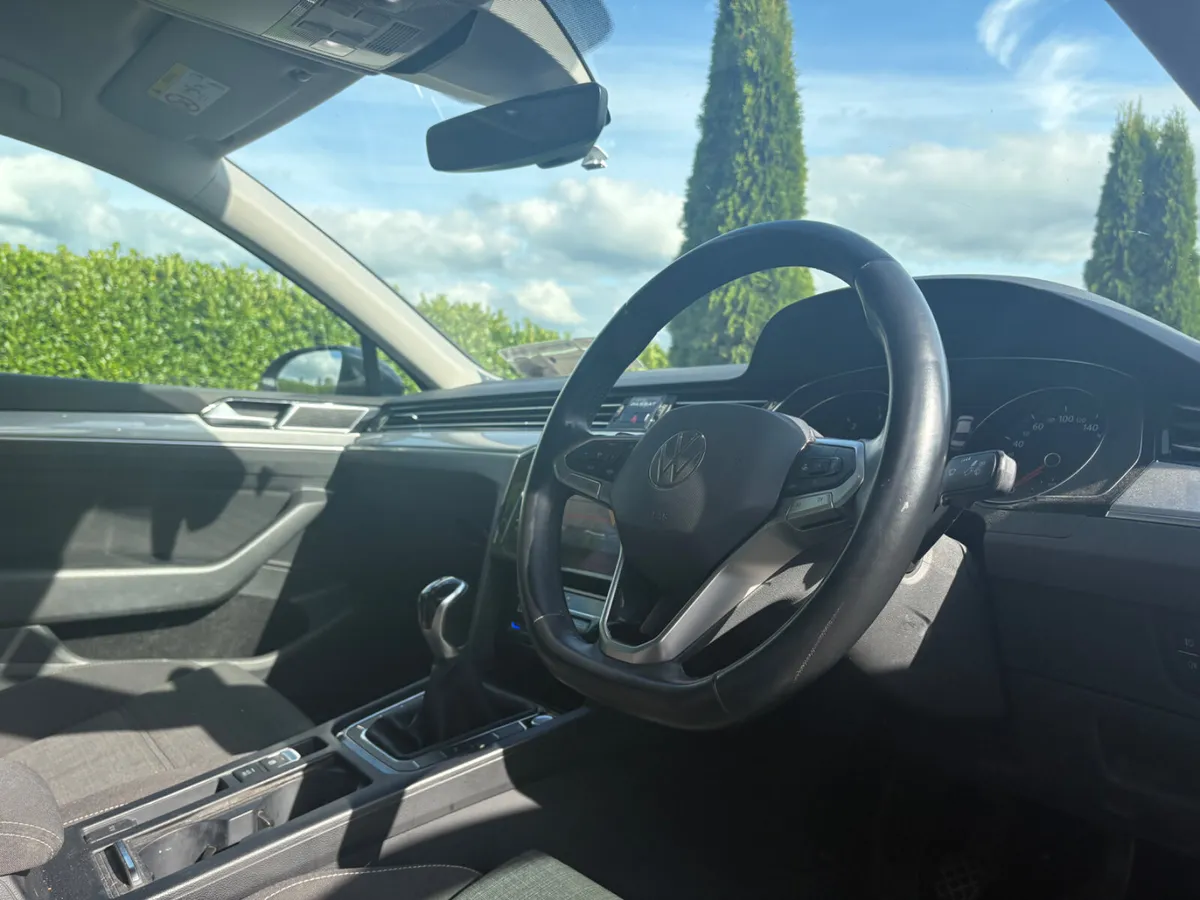 Volkswagen Passat 2021 - Image 2