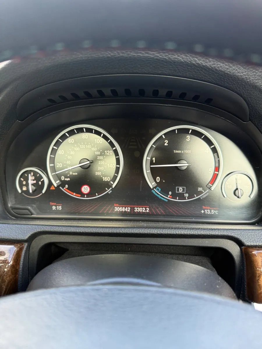 BMW 5-Series 2010 - Image 2