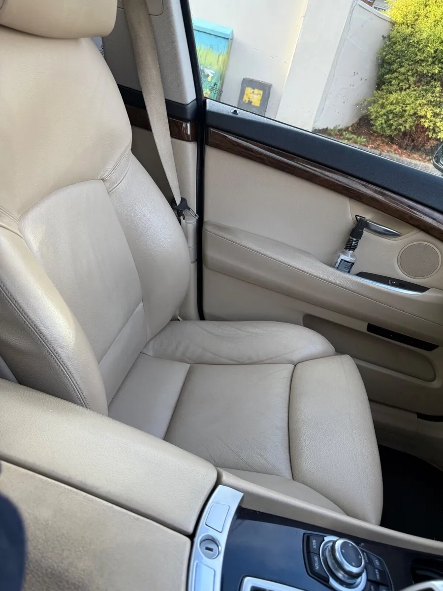 BMW 5-Series 2010 - Image 4