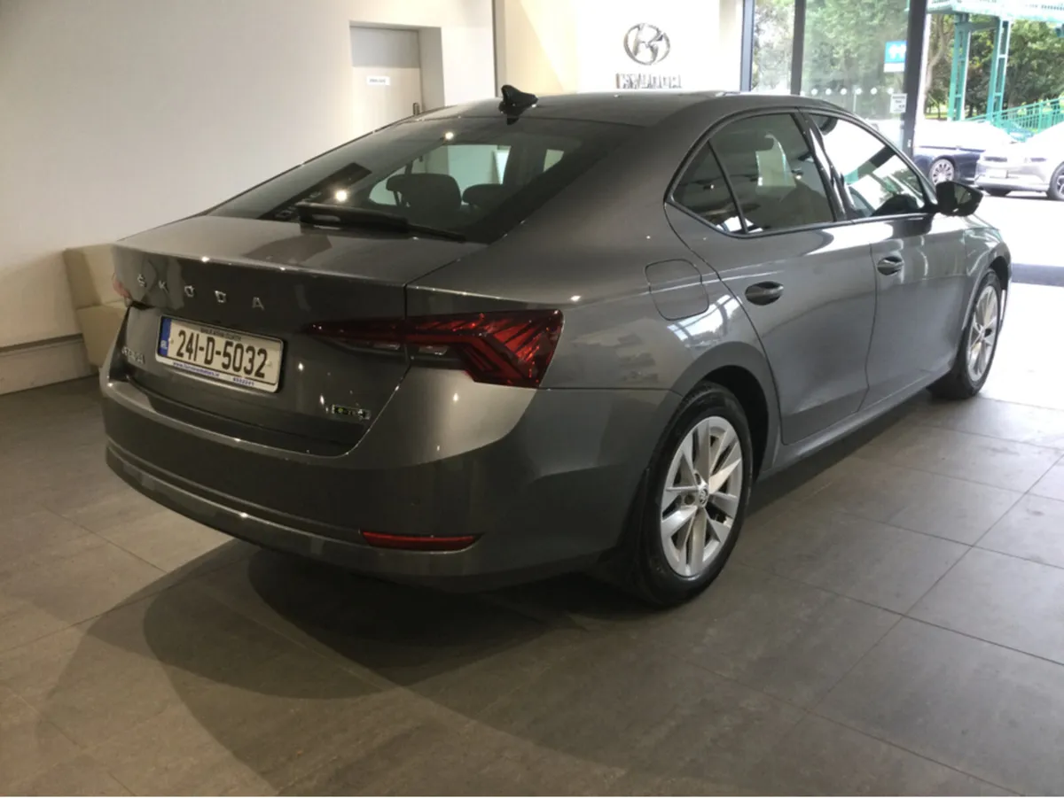 Skoda Octavia AMBITION HYBRID - Automatic - Image 2