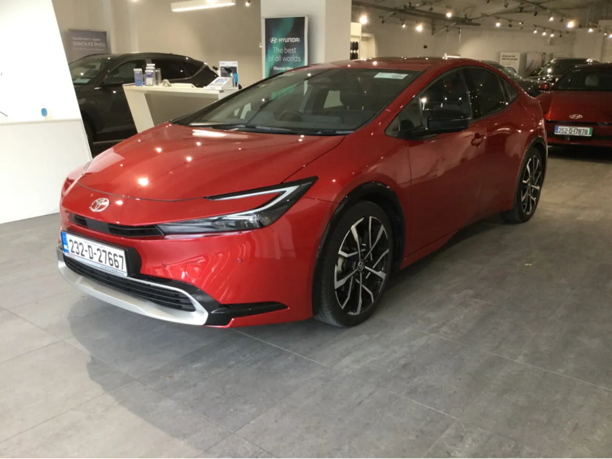 Toyota Prius PLUG-IN HYBRID ** ONLY 11 K KMS ** - Image 3