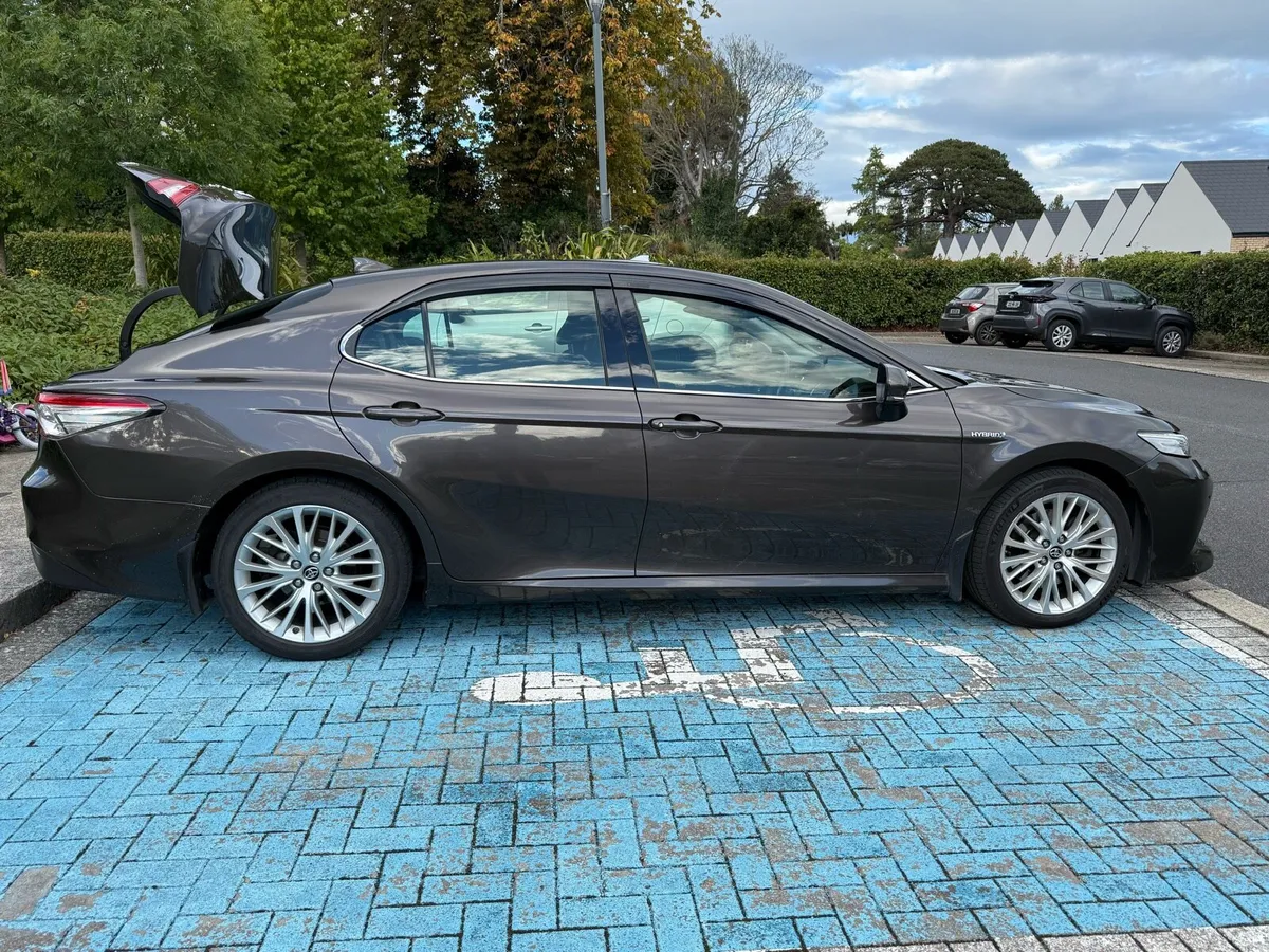 Toyota Camry 2019 hybrid executive edition - Image 3