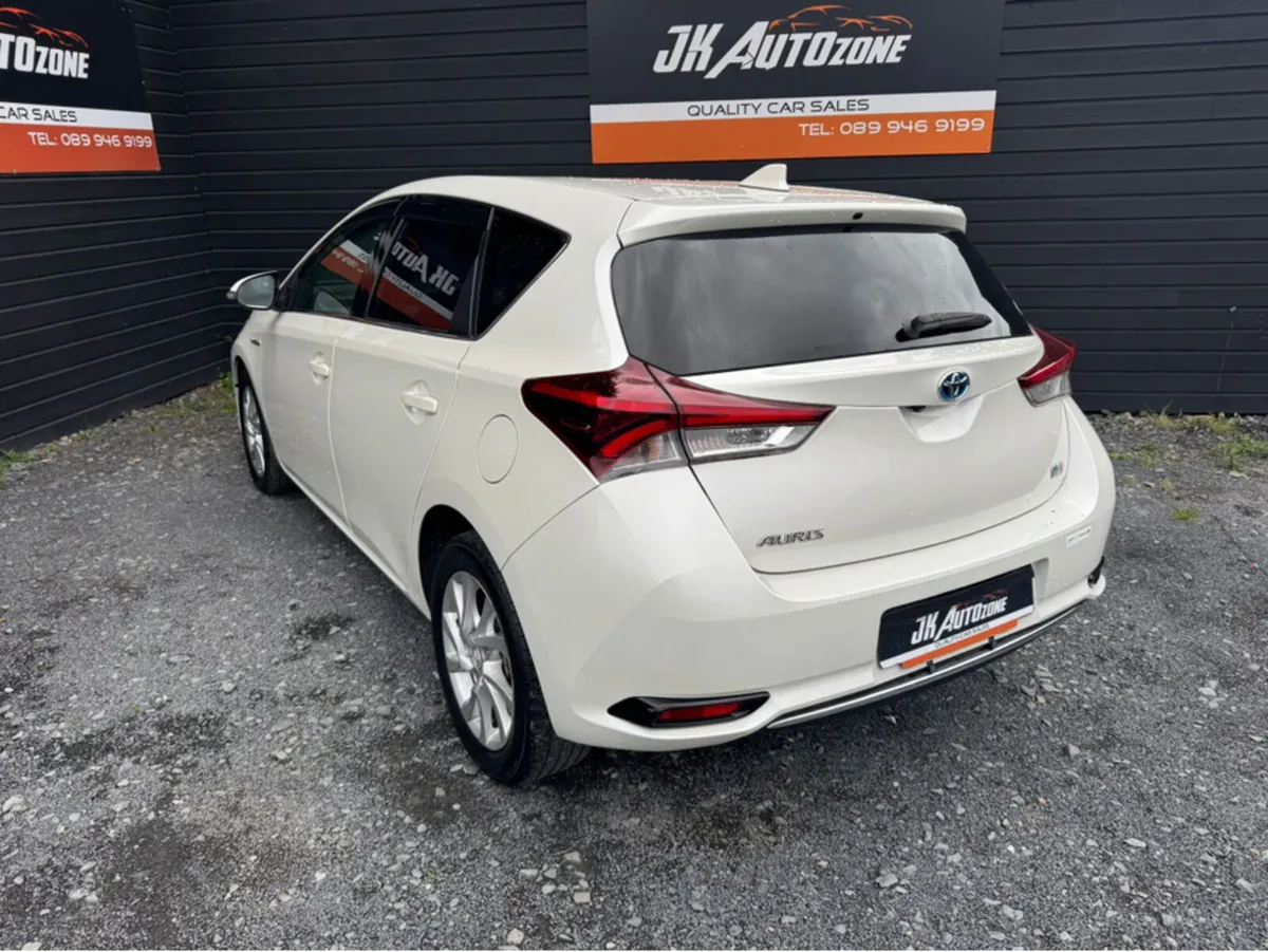 Toyota Auris 1.8 HYBRID AUTO 5DR - Image 4