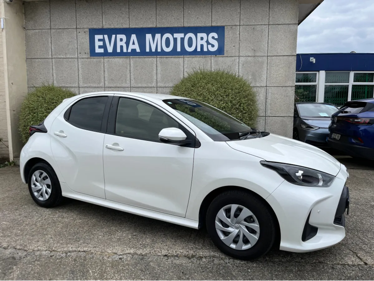 Toyota Yaris X AUTOMATIC HYBRID 1.5 PETROL //REVER - Image 3