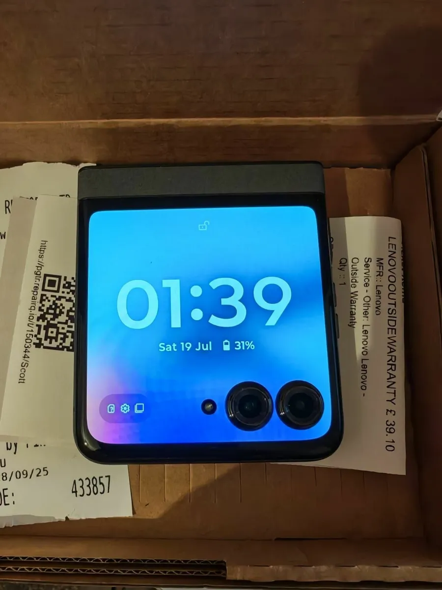 Motorola Razr 50 - Image 1