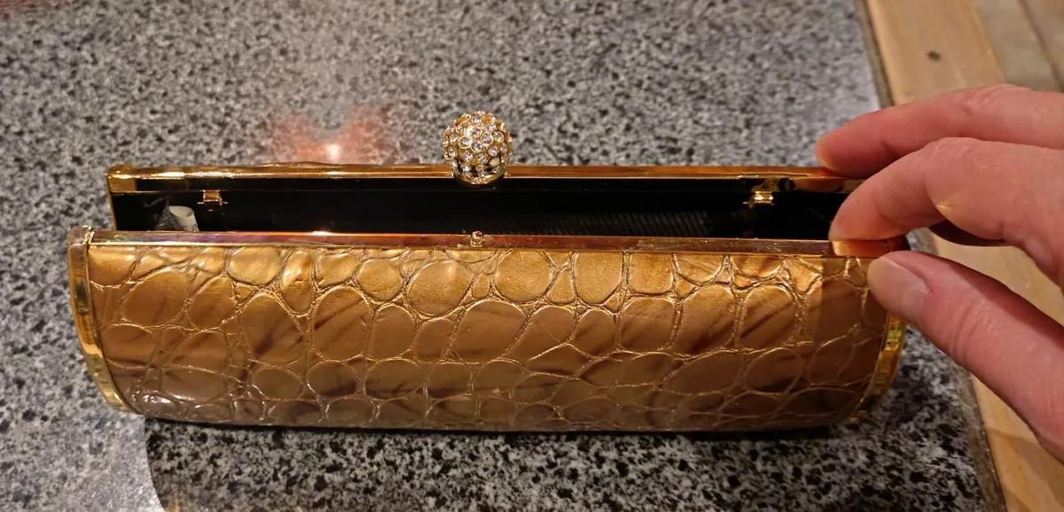 MORE LADIES HANDBAGS (USED). - Image 1