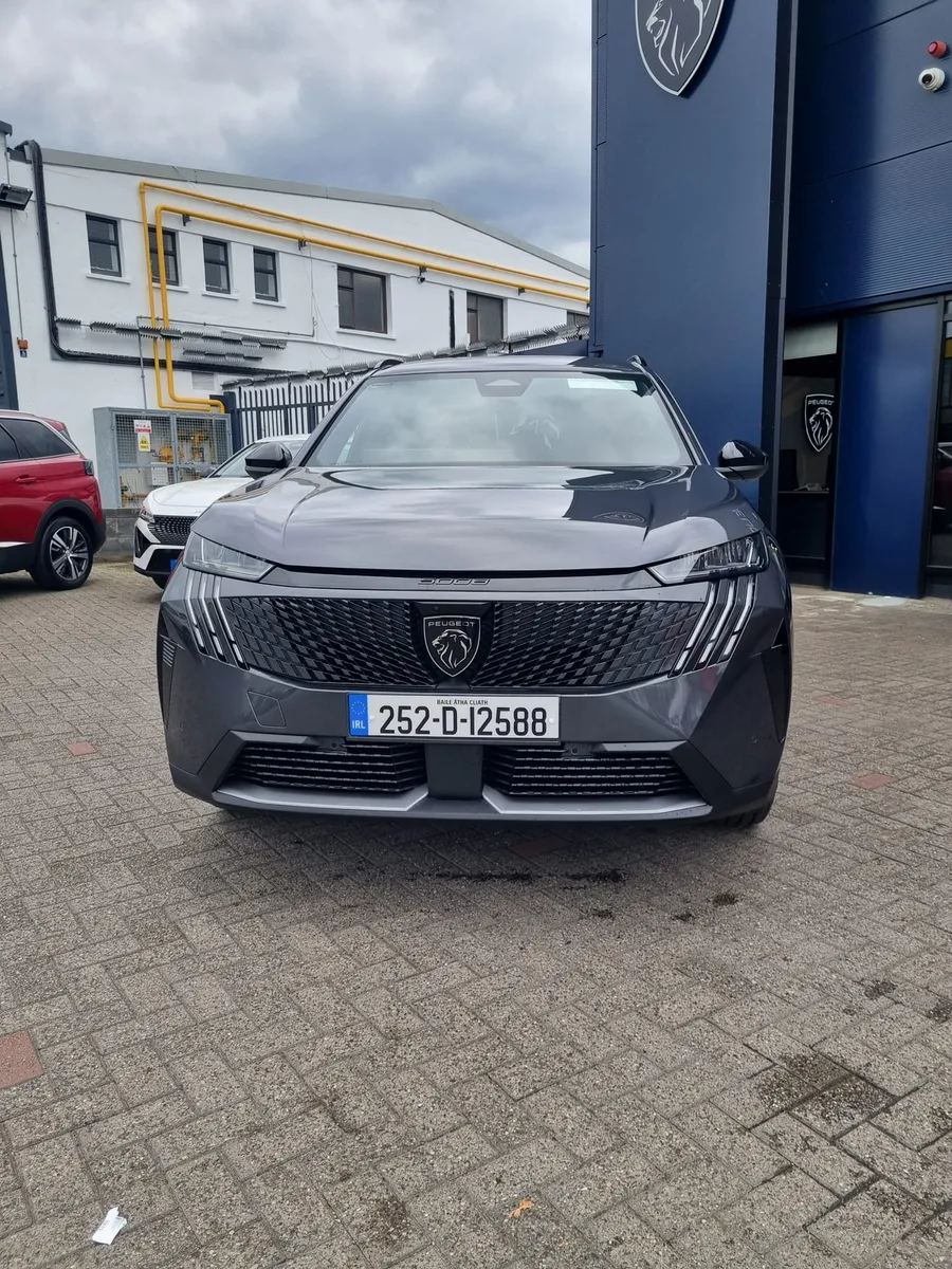 2025 Peugeot 5008 Allure Hybrid - Image 2