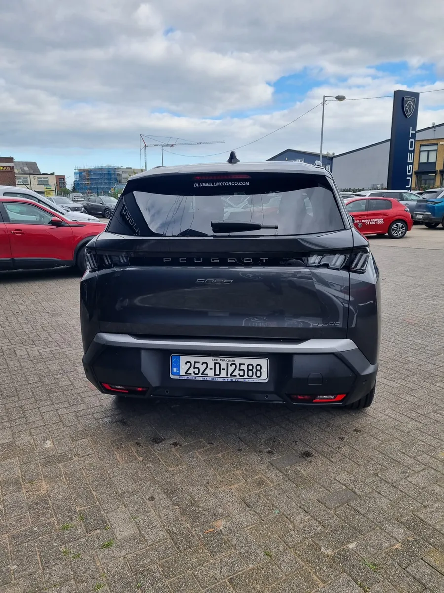 2025 Peugeot 5008 Allure Hybrid - Image 4