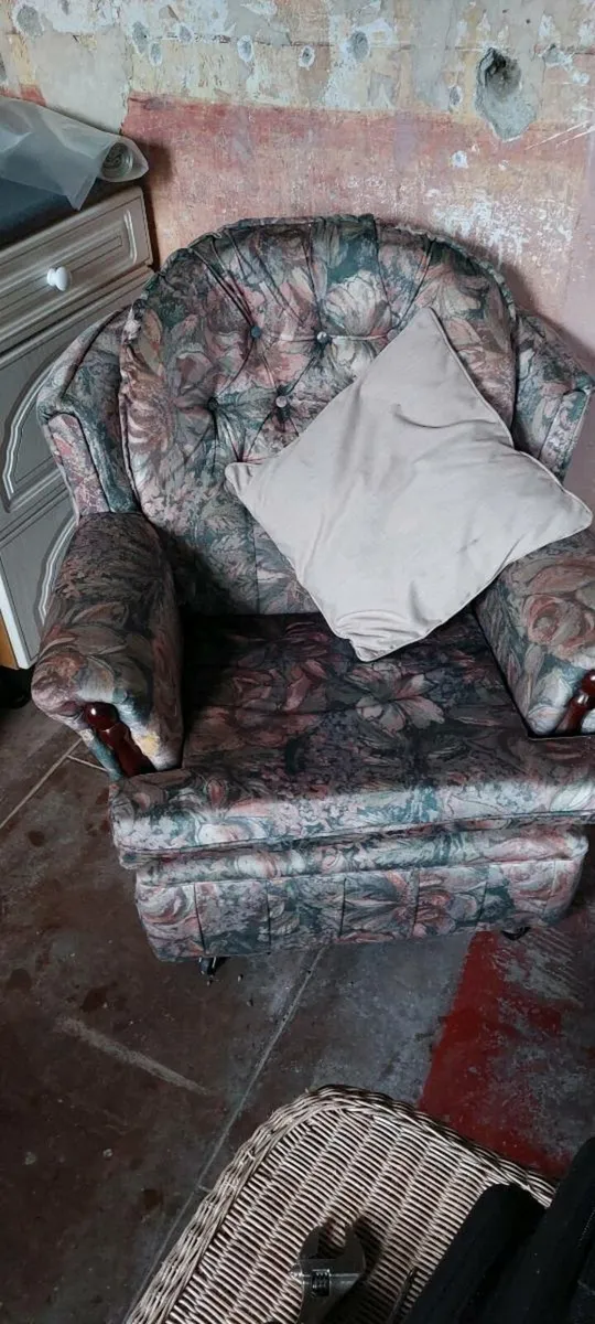 2 Seater Sofa & 2 Armchairs - Image 3
