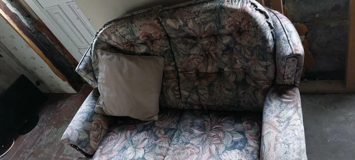 2 Seater Sofa & 2 Armchairs - Image 4