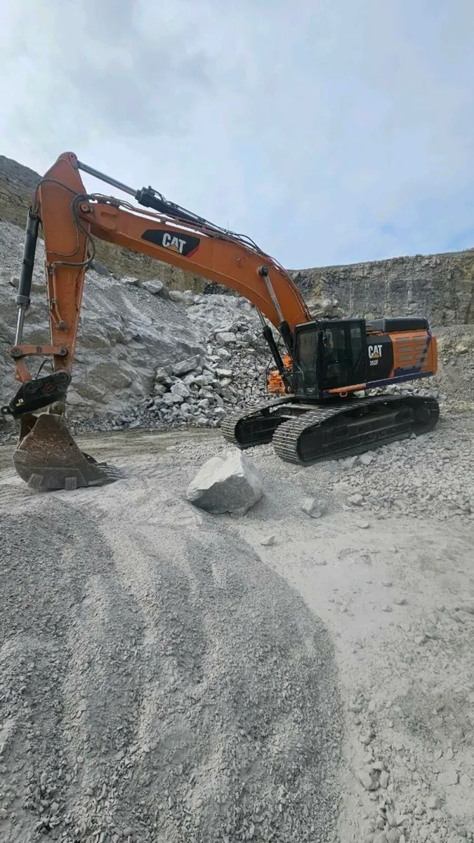 Dozer hire, 50 ton excavator, long reach - Image 1