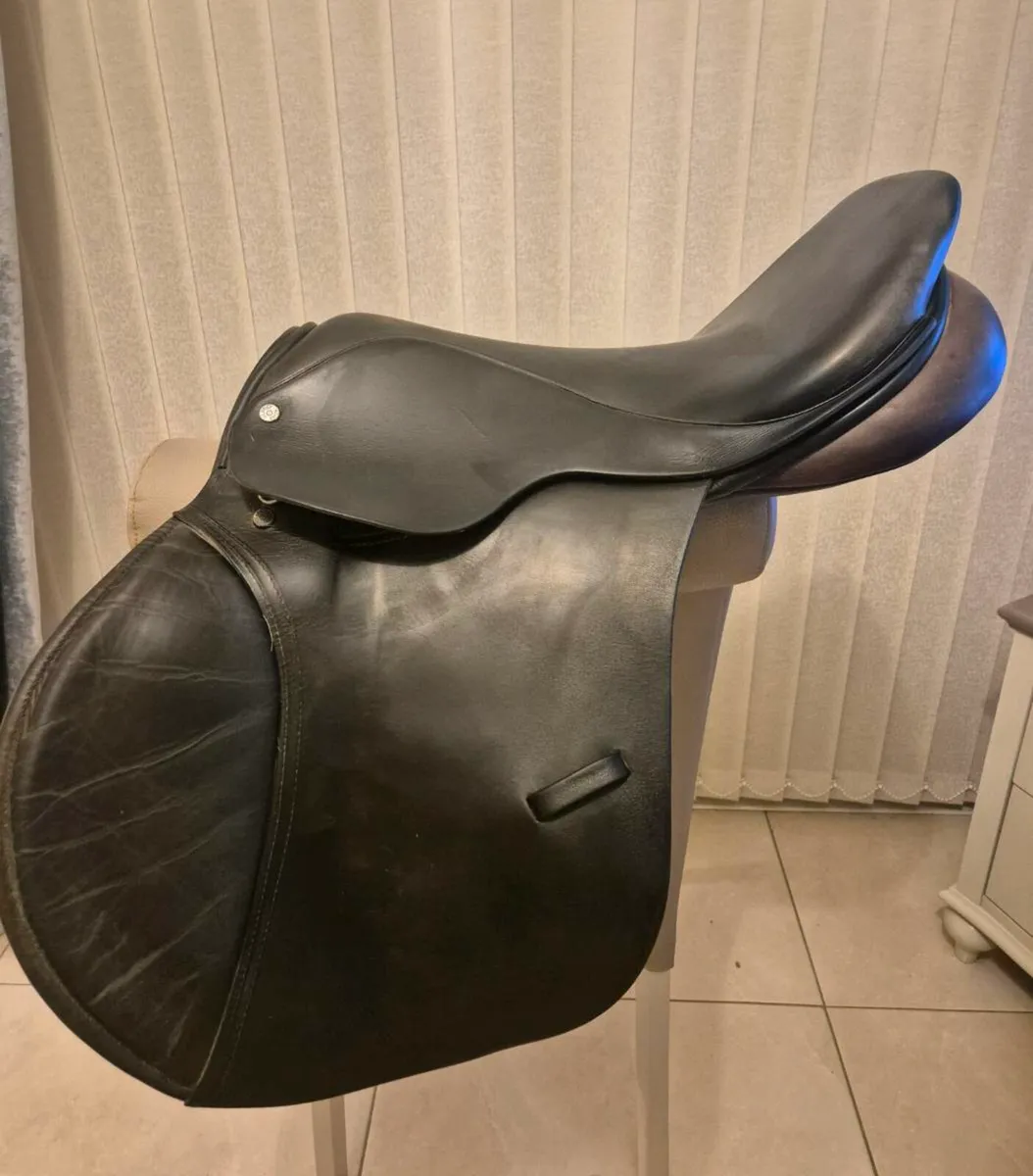 Berney 17" international jumping saddle - Image 1