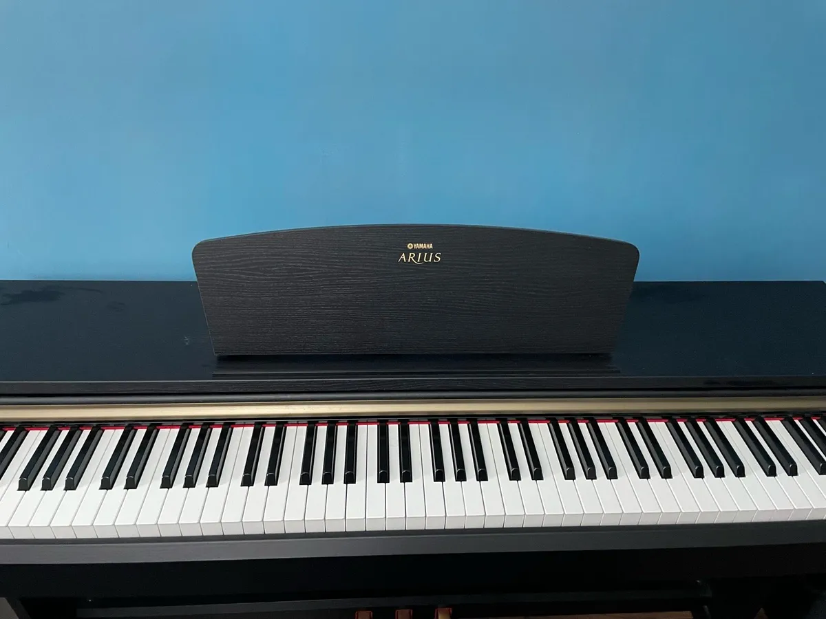 Piano Yamaha Arius - Image 1