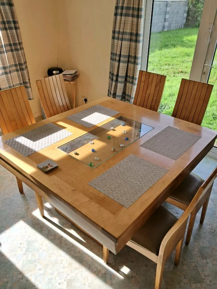 Stunning Table and chairs - Image 2