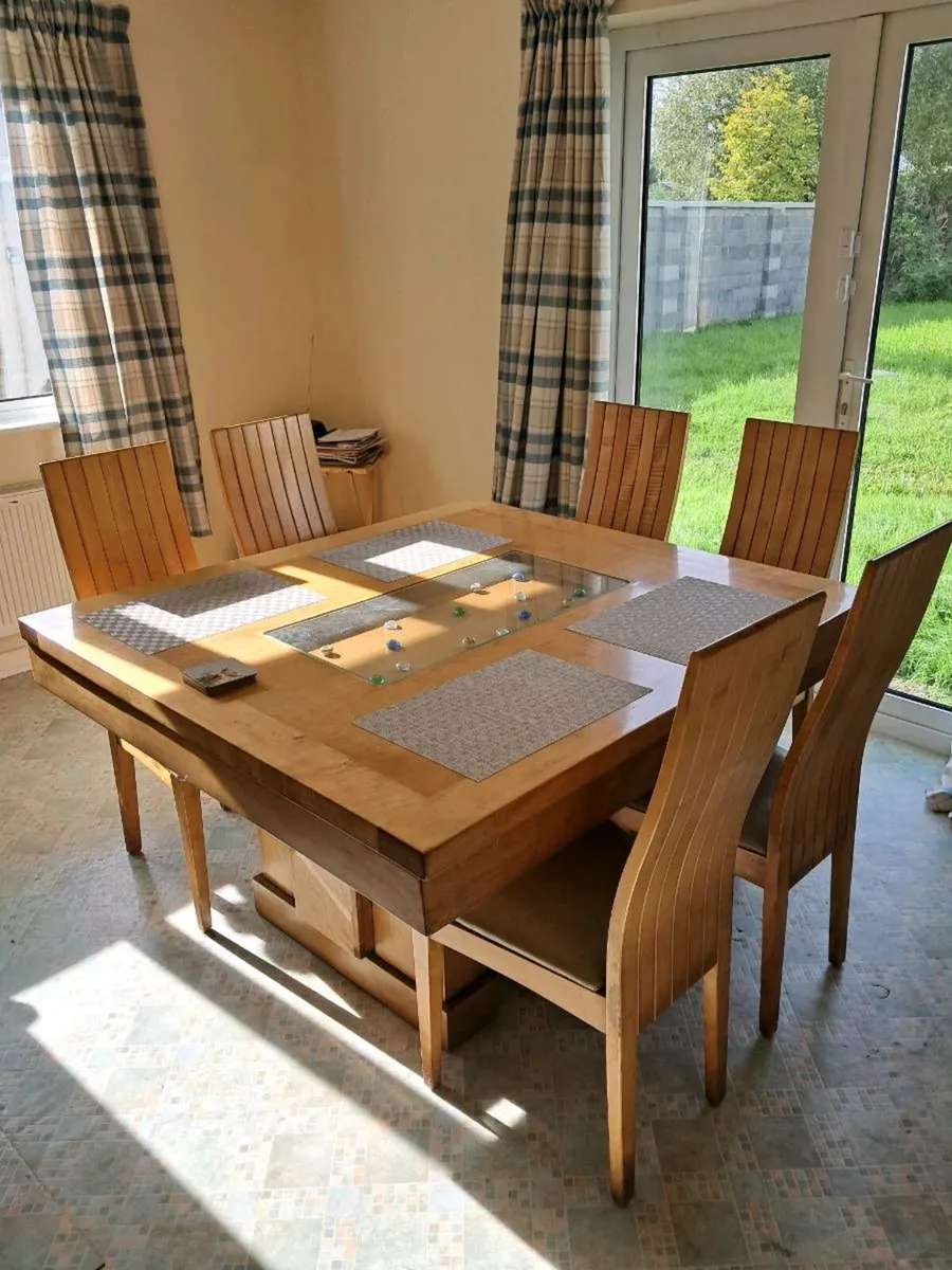 Stunning Table and chairs - Image 3