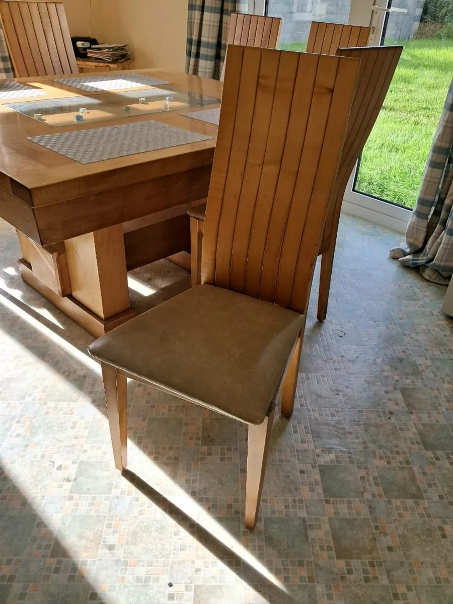 Stunning Table and chairs - Image 4
