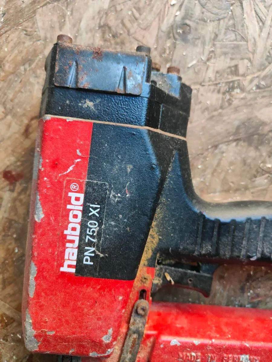 Heavy duty air stapler