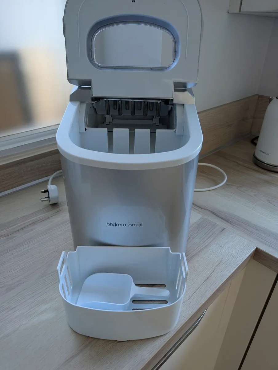 Ice maker - Image 1