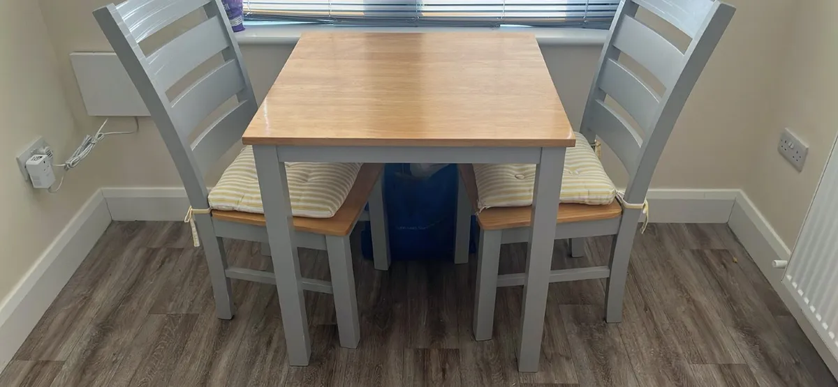 Table and two chairs like new - Image 1