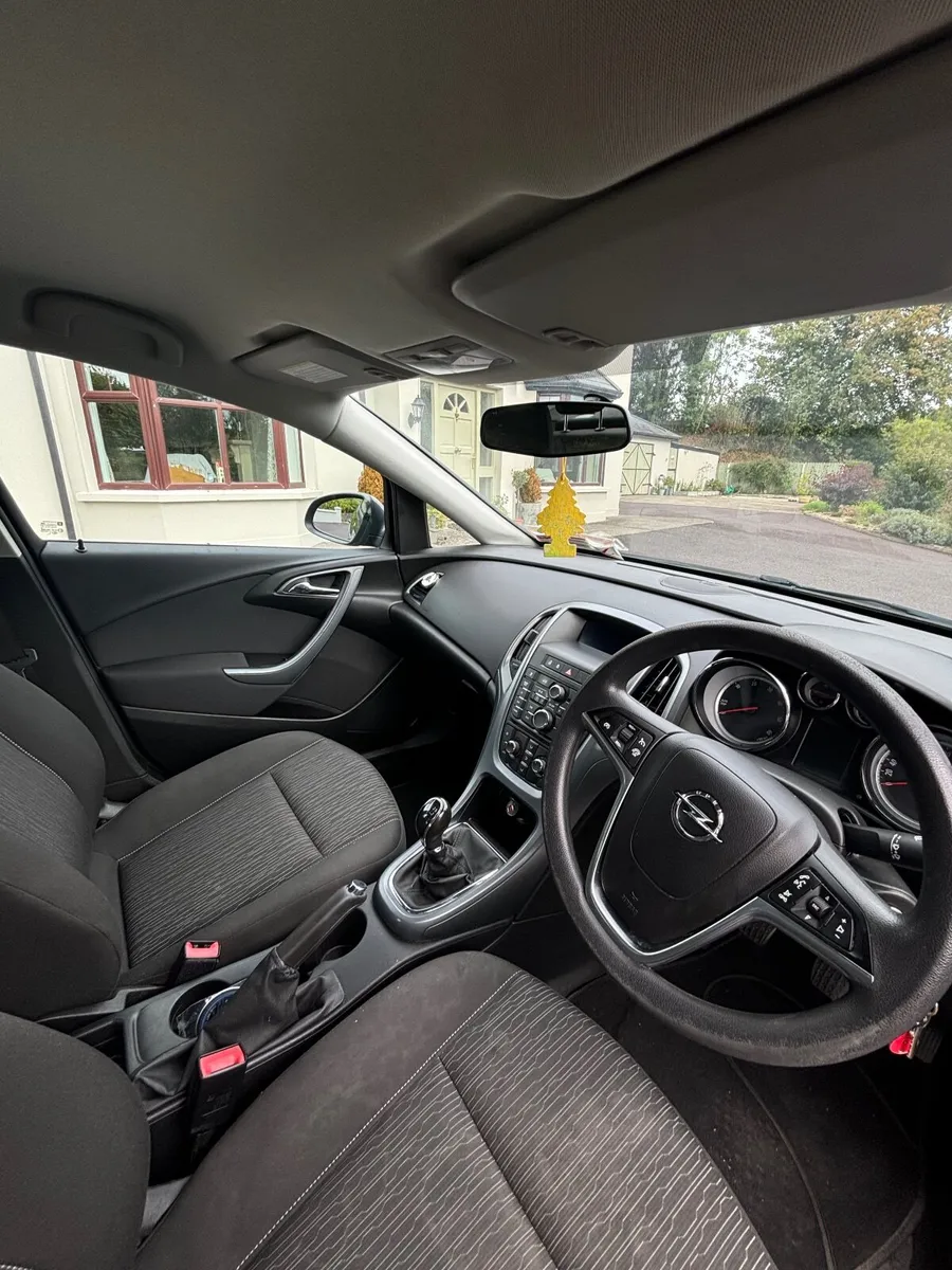 Opel Astra 2013 - Image 2