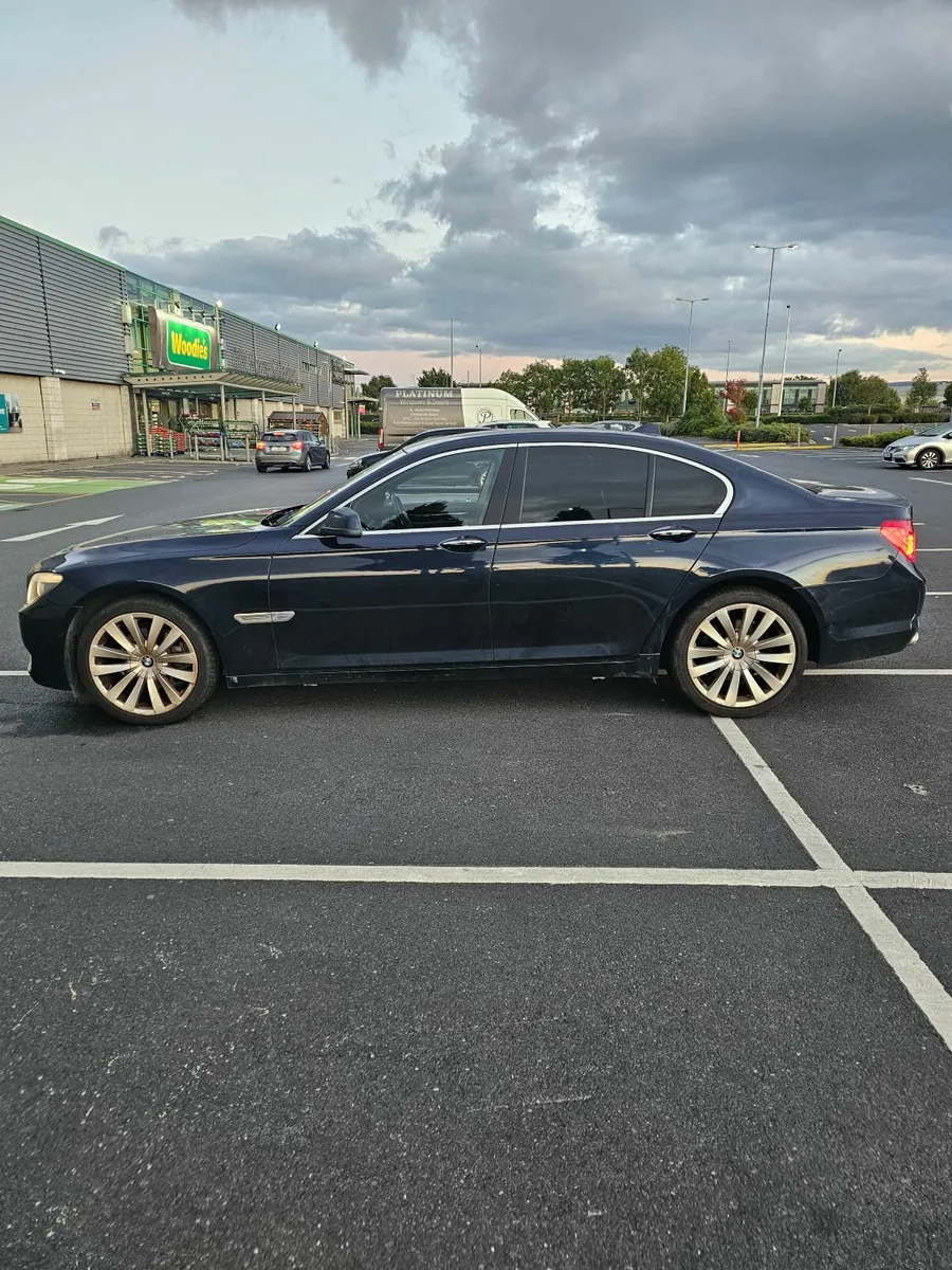 BMW 7-Series 2011 - Image 3