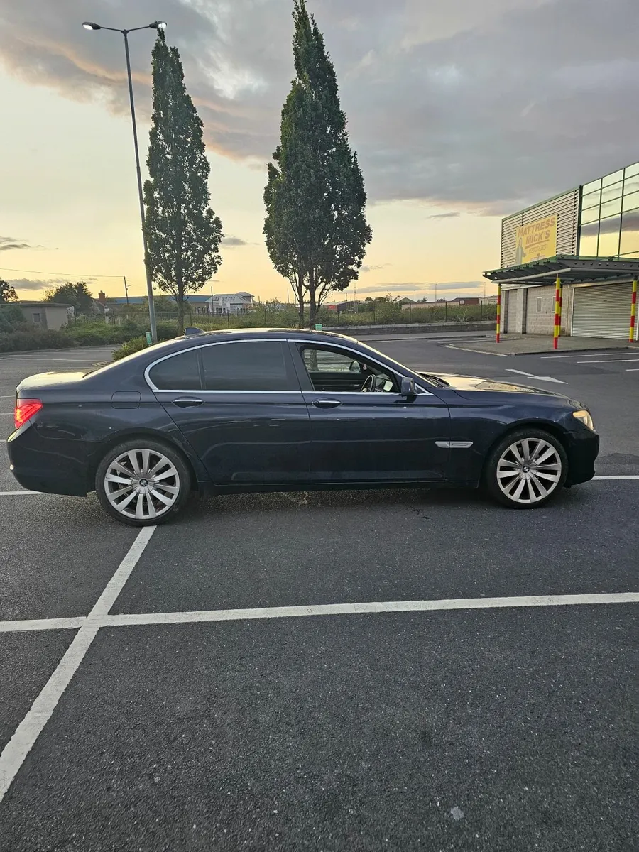 BMW 7-Series 2011 - Image 4