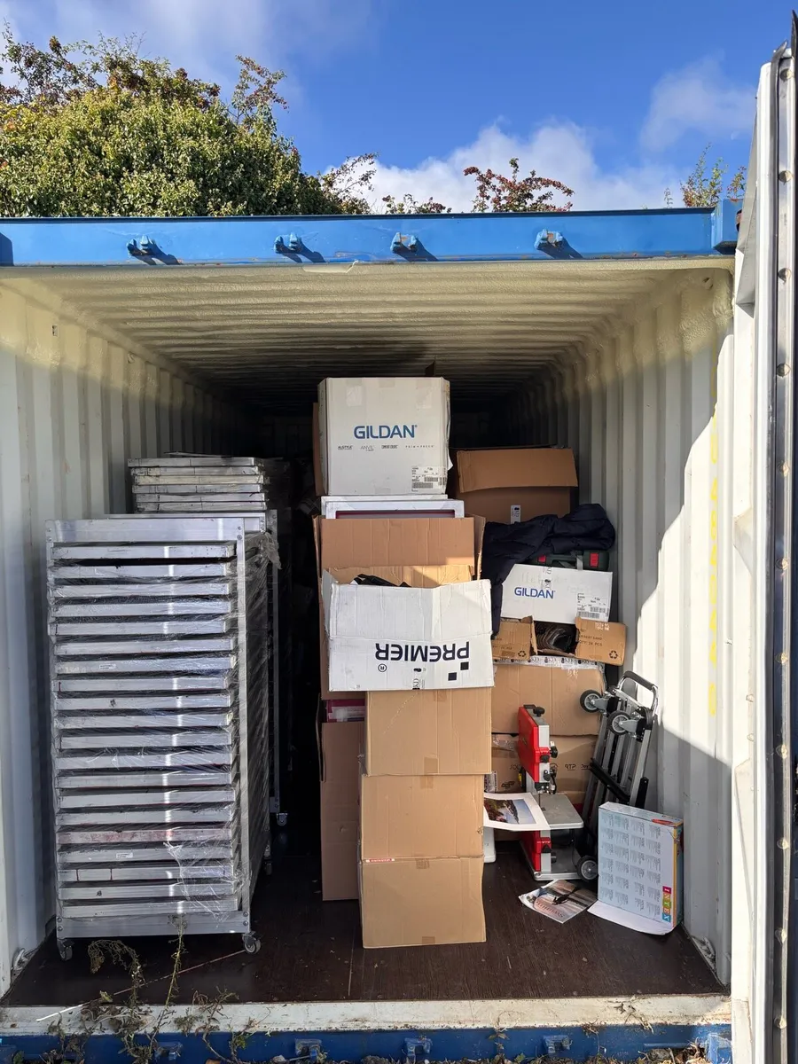 Retailer clearance clothing stock 20ft container - Image 1