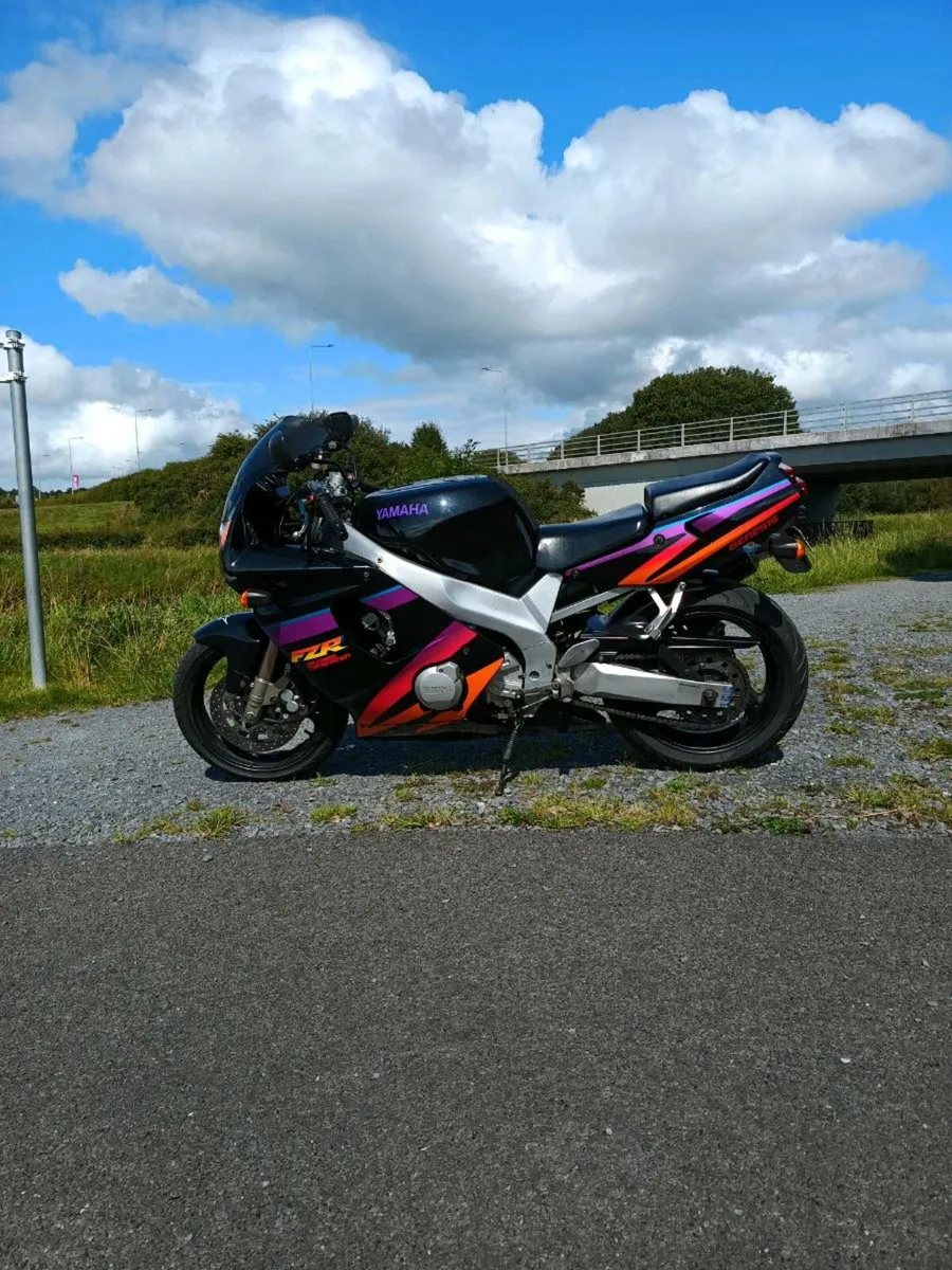 1994 Yamaha FZR 600R - Image 4